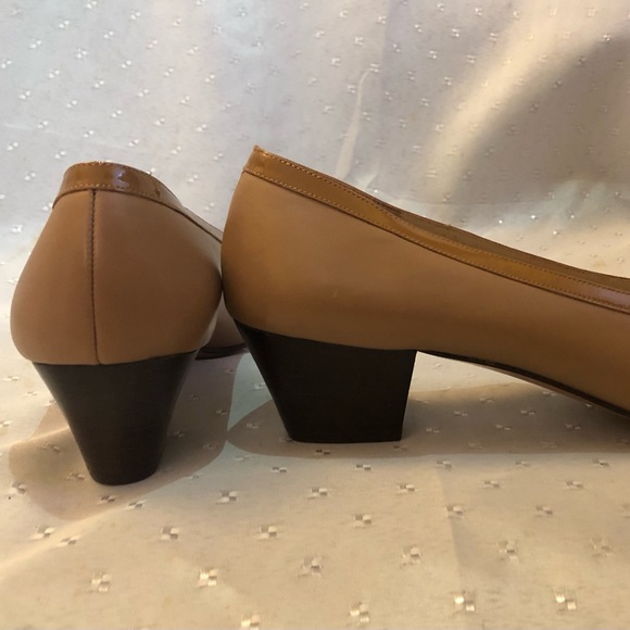Sleek and elegant Salvatore Ferragamo pumps. Almost new! - Picture 3 of 10